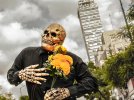 rodada-de-dia-de-muertos-2017-en-cdmx-cena-en-un-panteon.jpg